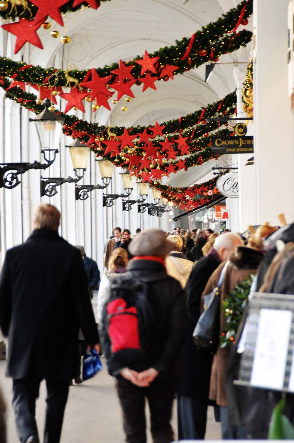 The Christmas market in Hamburg, Germany on November 29, 2012. Hamburg has shaken off its wartime damage to emerge into a glorious present. (Provided to People's Daily Online)