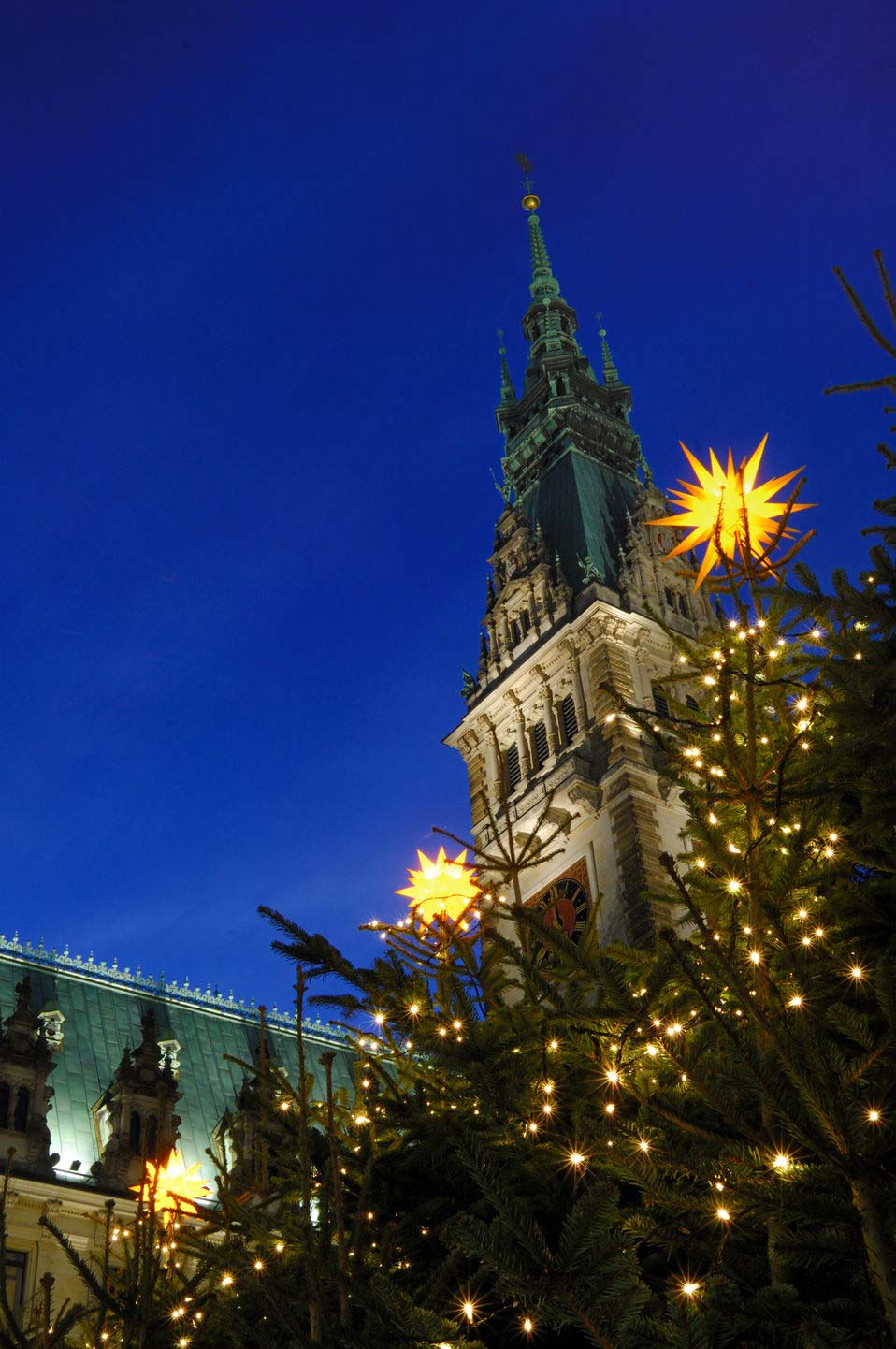 The Christmas market in Hamburg, Germany on November 29, 2012. Hamburg has shaken off its wartime damage to emerge into a glorious present. (Provided to People's Daily Online)