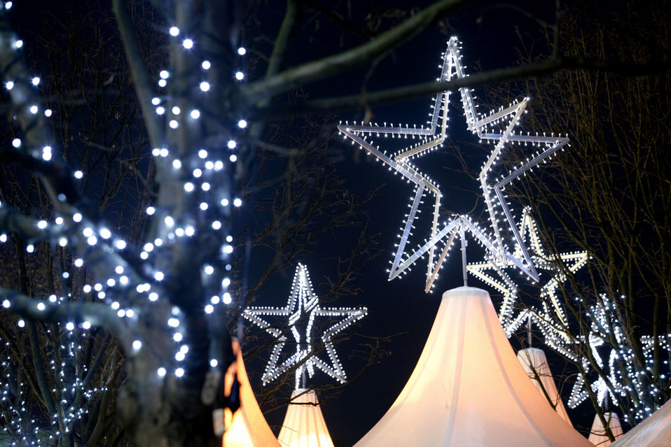 The Christmas market in Hamburg, Germany on November 29, 2012. Hamburg has shaken off its wartime damage to emerge into a glorious present. (Provided to People's Daily Online)