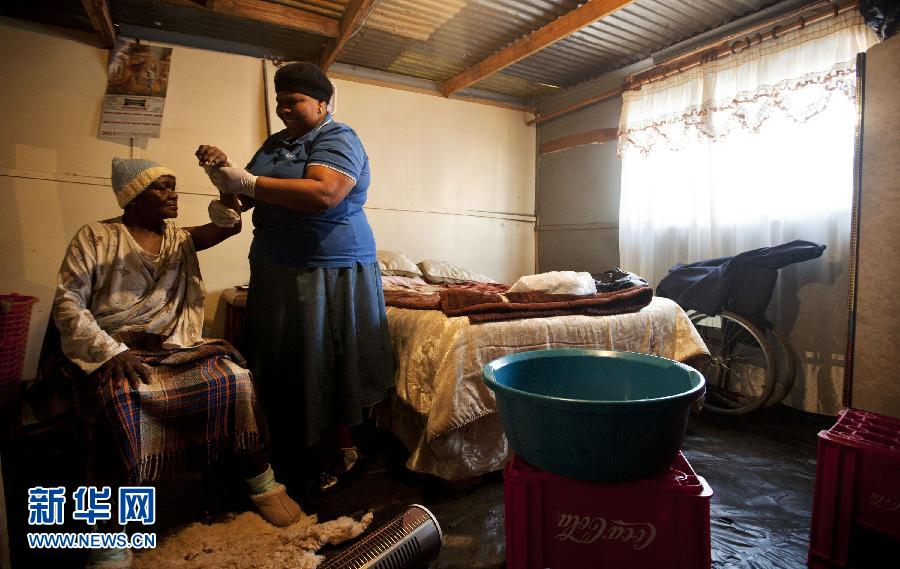 A volunteer gives treatment to a 65-years old HIV patient in Johannesburg, South Africa on August 23, 2011. (Xinhua/Fei Maohua)