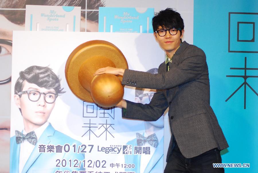 Hong Kong singer Khalil Fong poses at an event promoting his new album "Back to Wonderland" in Taipei, southeast China's Taiwan, Nov. 30, 2012. (Xinhua) 