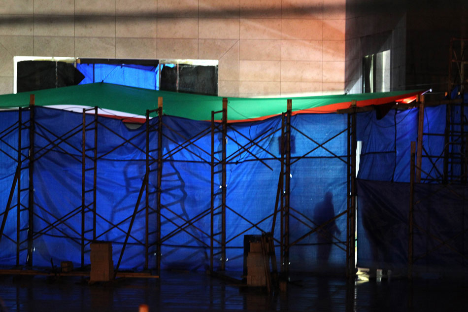 Shadow of staff members are seen at night outside the mausoleum of the late Palestinian leader Yasser Arafat in the West Bank city of Ramallah, Nov. 26, 2012. Samples of the remains of iconic Palestinian leader Yasser Arafat were exhumed so experts could search for additional clues to his death. (Xinhua/AFP)