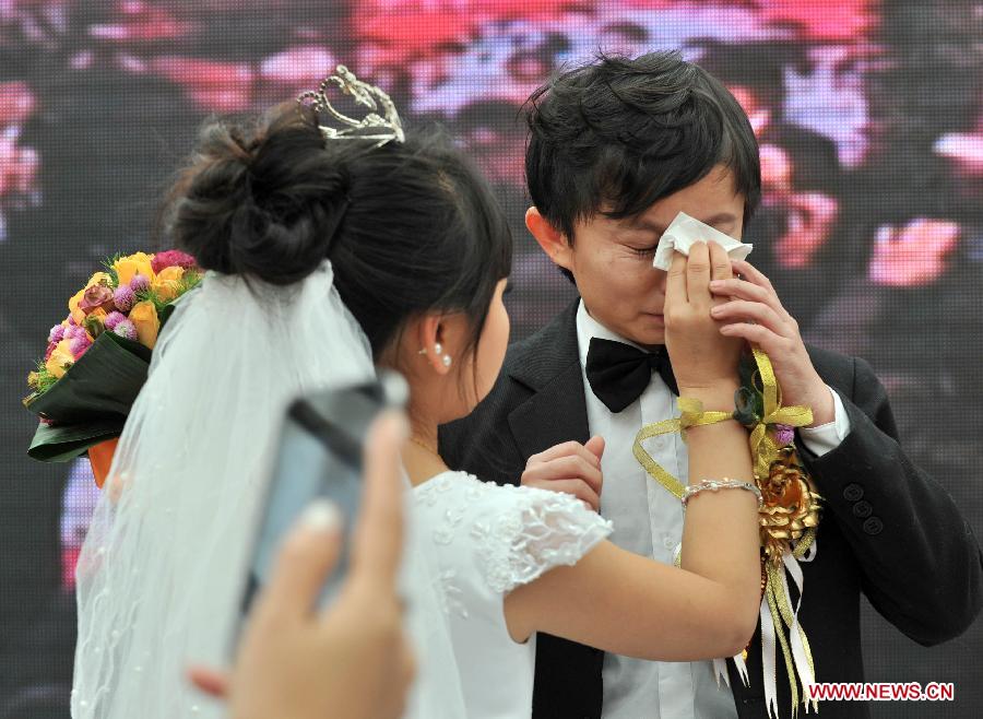 Seven couples who are about 126-centimeter-tall from a Beijing shadow play troupe attended the group wedding on Saturday. (Xinhua/Li Wen) 