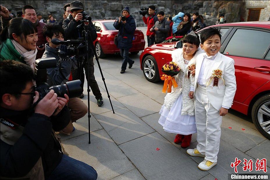 Seven couples who are about 126-centimeter-tall from a Beijing shadow play troupe attended the group wedding on Saturday. (Chinanews.com/Fu Tian) 