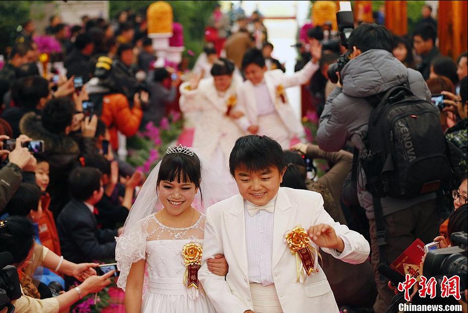 Seven couples who are about 126-centimeter-tall from a Beijing shadow play troupe attended the group wedding on Saturday. (Chinanews.com/Fu Tian) 