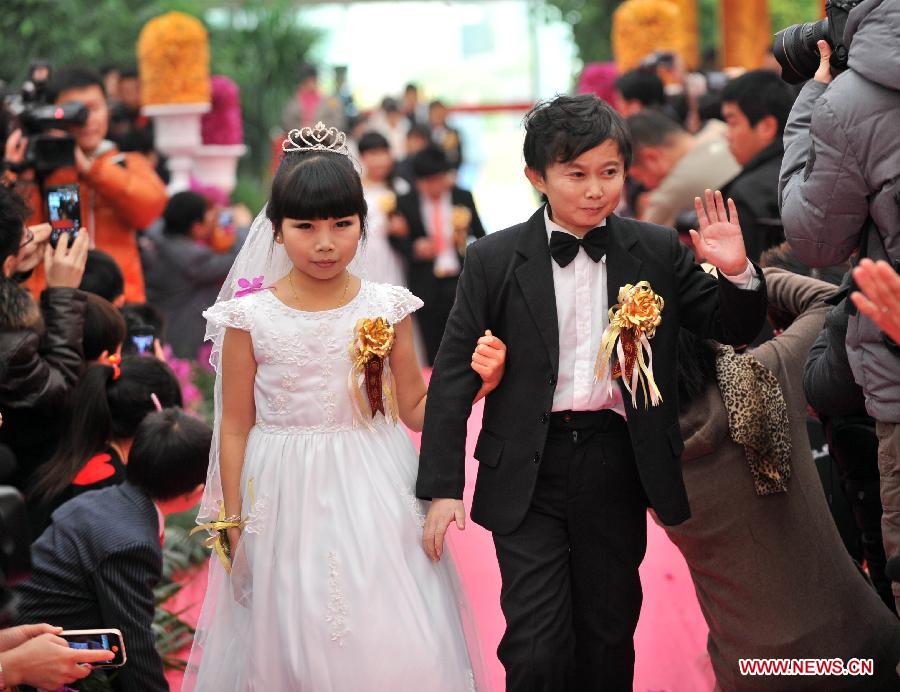 Seven couples who are about 126-centimeter-tall from a Beijing shadow play troupe attended the group wedding on Saturday. (Xinhua/Li Wen) 