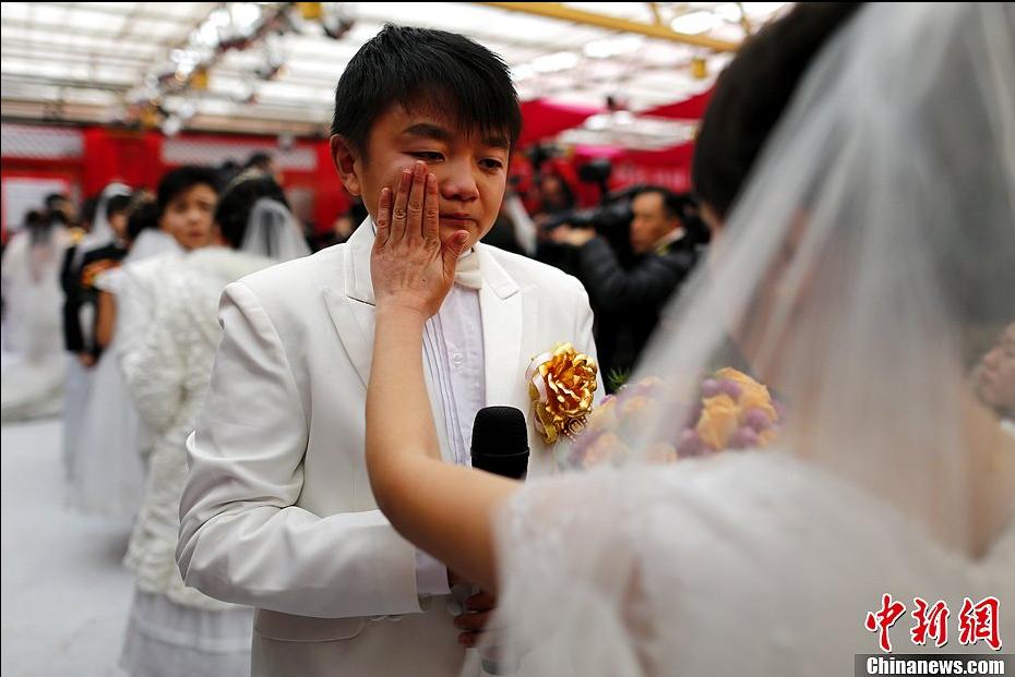 Seven couples who are about 126-centimeter-tall from a Beijing shadow play troupe attended the group wedding on Saturday. (Chinanews.com/Fu Tian) 