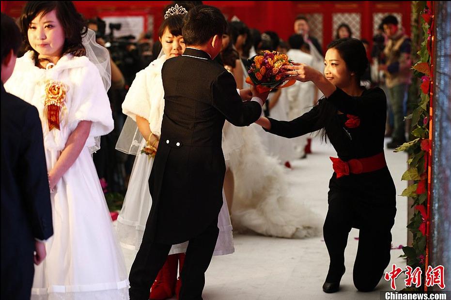 Seven couples who are about 126-centimeter-tall from a Beijing shadow play troupe attended the group wedding on Saturday. (Chinanews.com/Fu Tian) 