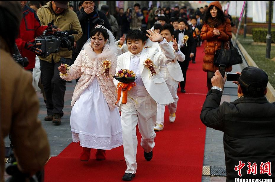 Seven couples who are about 126-centimeter-tall from a Beijing shadow play troupe attended the group wedding on Saturday. (Chinanews.com/Fu Tian) 