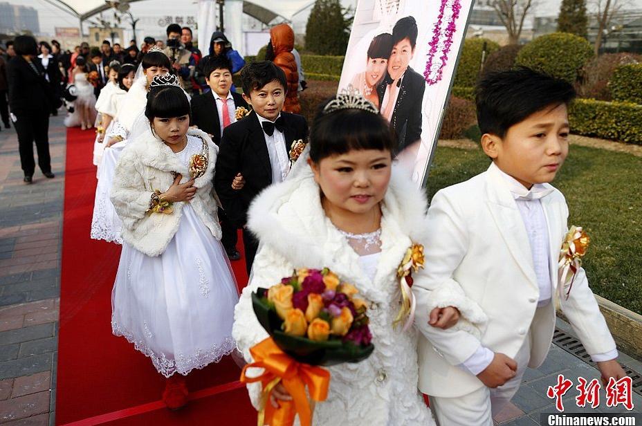 Seven couples who are about 126-centimeter-tall from a Beijing shadow play troupe attended the group wedding on Saturday. (Chinanews.com/Fu Tian) 