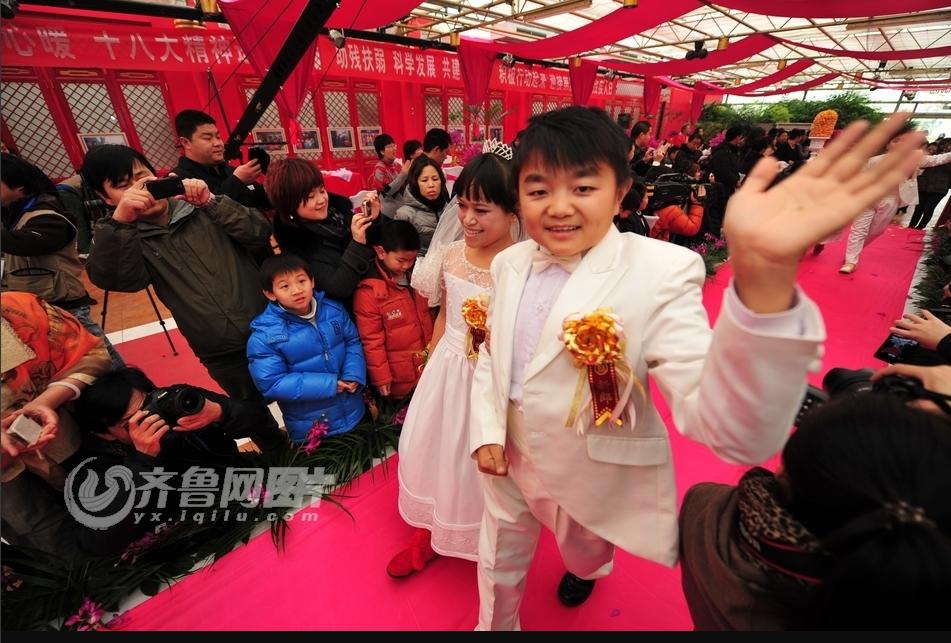 Seven couples who are about 126-centimeter-tall from a Beijing shadow play troupe attended the group wedding on Saturday. (iqilu.com/Zhang Xiaobo) 