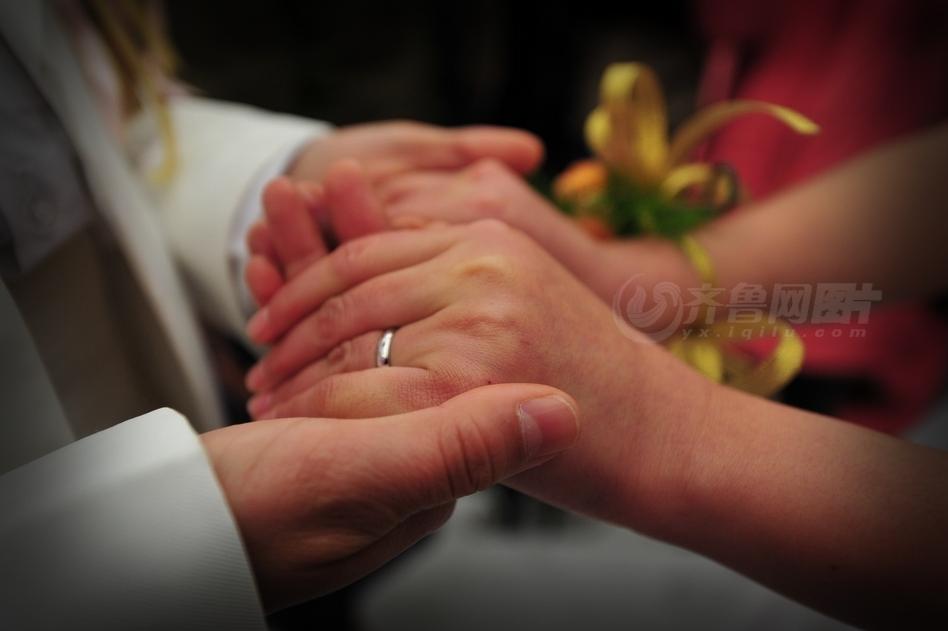 Seven couples who are about 126-centimeter-tall from a Beijing shadow play troupe attended the group wedding on Saturday. (iqilu.com/Zhang Xiaobo) 