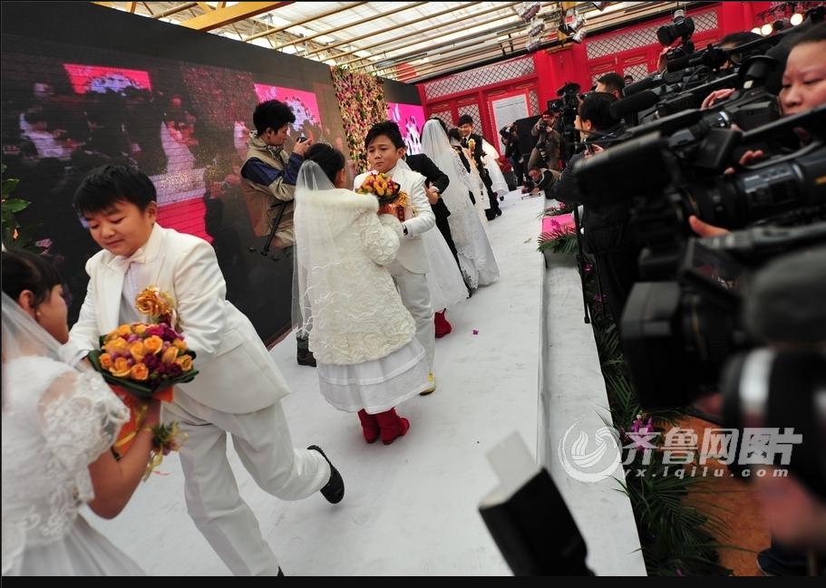 Seven couples who are about 126-centimeter-tall from a Beijing shadow play troupe attended the group wedding on Saturday. (iqilu.com/Zhang Xiaobo) 