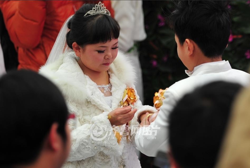 Seven couples who are about 126-centimeter-tall from a Beijing shadow play troupe attended the group wedding on Saturday. (iqilu.com/Zhang Xiaobo) 