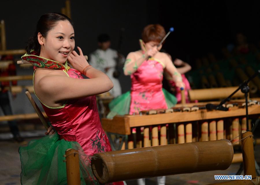 Actresses of an eco-bamboo band play bamboo instruments in Chongyi County, east China's Jiangxi Province, Dec. 1, 2012. (Xinhua/Zhou Ke)