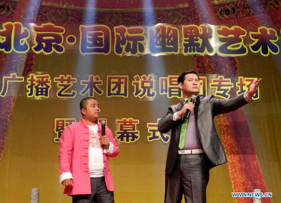 Sui Feng (L) and Wang Tong perform a comic dialog during the 2012 Beijing international humor art week in Beijing, capital of China, Dec. 1, 2012. (Xinhua/Wang Zhen)