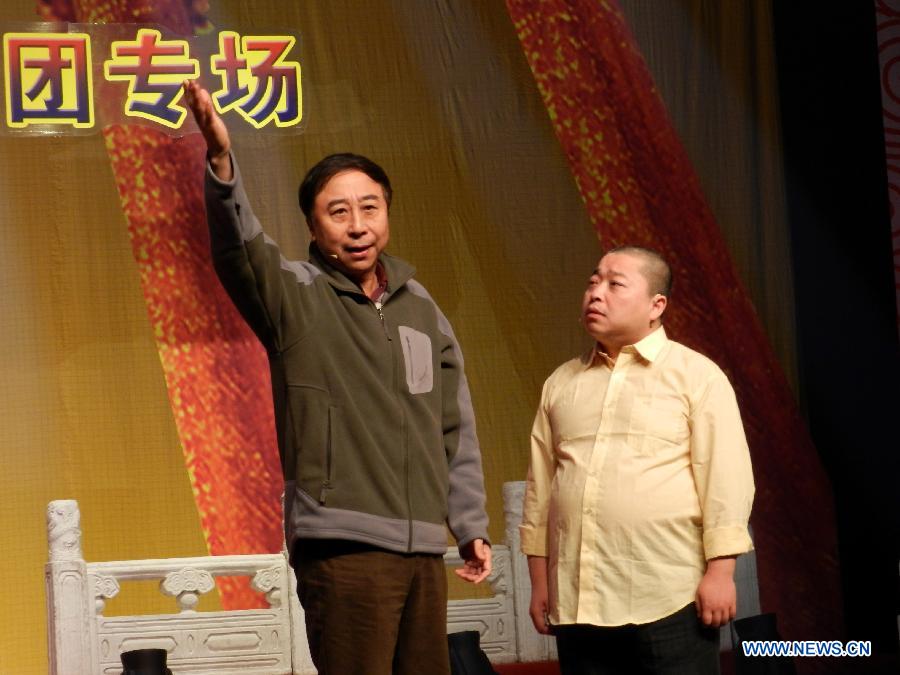 Feng Gong (L) and Wang Hongkun perform a comic dialog during the 2012 Beijing international humor art week in Beijing, capital of China, Dec. 1, 2012. (Xinhua/Wang Zhen)