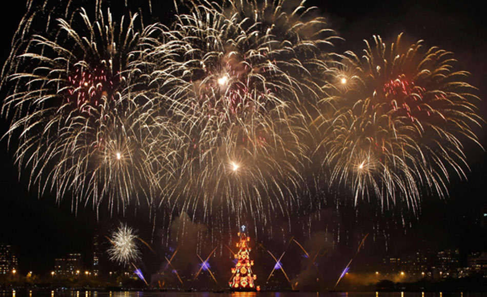 Fireworks explode from a Christmas tree during the lighting ceremony at Rodrigo de Freitas Lake in Rio de Janeiro Dec 1, 2012.(Photo/Chinadaily)