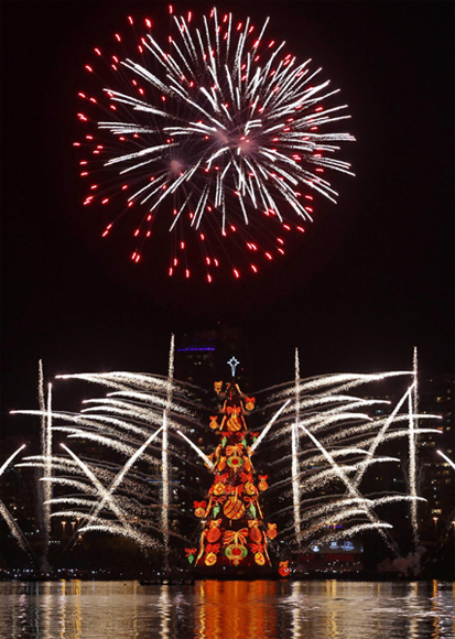 Fireworks explode from a Christmas tree during the lighting ceremony at Rodrigo de Freitas Lake in Rio de Janeiro Dec 1, 2012 (Photo/Chinadaily)