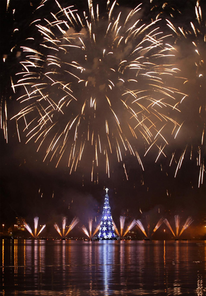 Fireworks explode from a Christmas tree during the lighting ceremony at Rodrigo de Freitas Lake in Rio de Janeiro Dec 1, 2012 (Photo/Chinadaily)