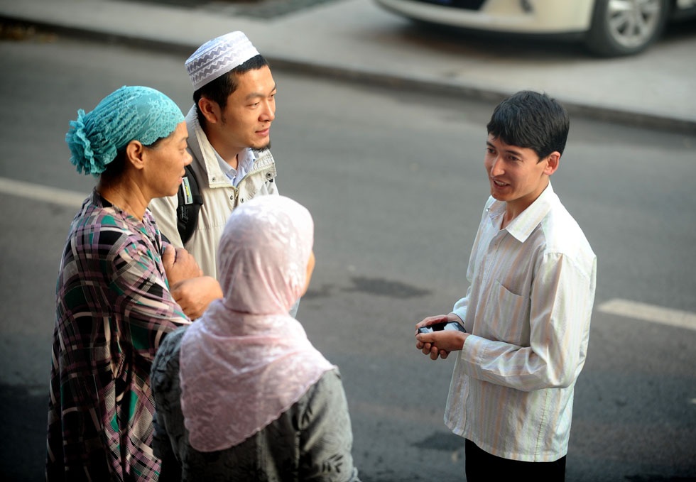 Salman Raha (R) bids farewell to Chinese friends at Taiyuan University of Technology in Taiyuan, capital of north China's Shanxi Province, July 11, 2012. 