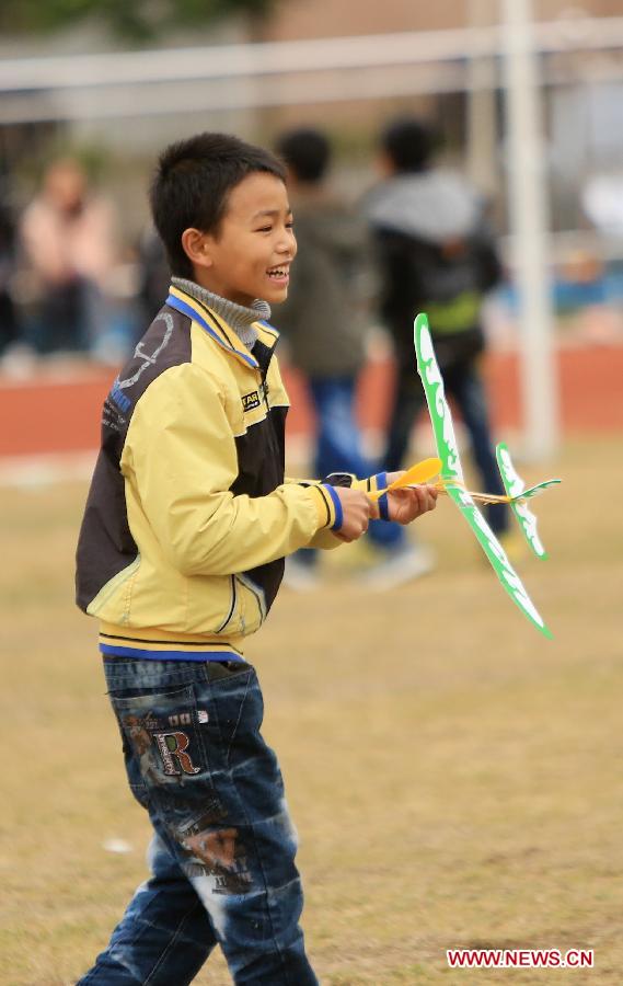 A young participant takes part in a model aircraft competition for teenagers in Rong'an County, southwest China's Guangxi Zhuang Autonomous Region, Dec. 2, 2012. (Xinhua/Tan Kaixing) 