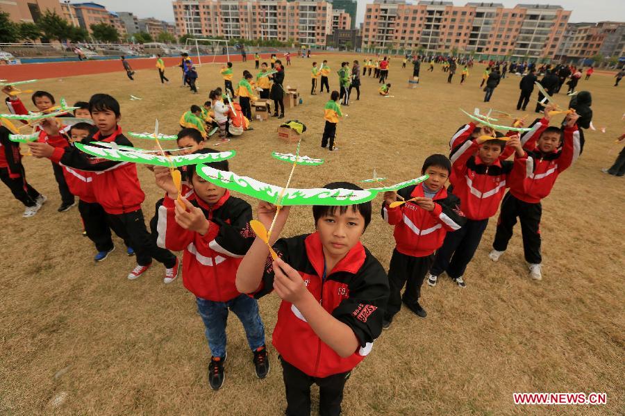 Young participants take part in a model aircraft competition for teenagers in Rong'an County, southwest China's Guangxi Zhuang Autonomous Region, Dec. 2, 2012. (Xinhua/Tan Kaixing) 