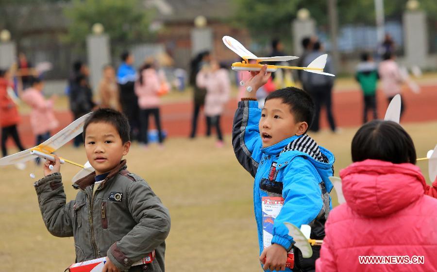 Young participants take part in a model aircraft competition for teenagers in Rong'an County, southwest China's Guangxi Zhuang Autonomous Region, Dec. 2, 2012. (Xinhua/Tan Kaixing) 