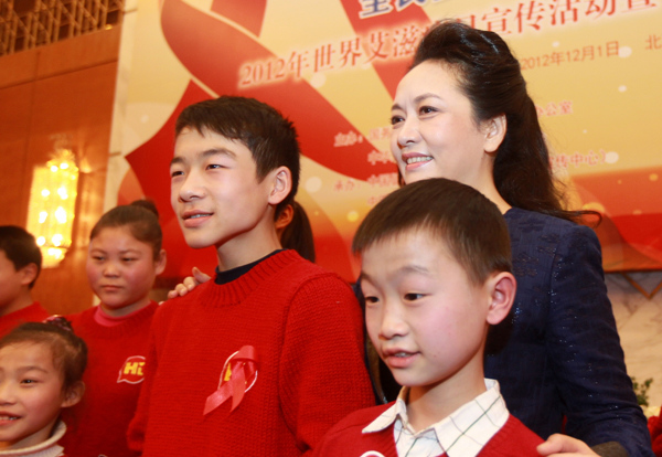 Celebrated vocalist Peng Liyuan, a WHO ambassador for the fight against AIDS and a publicity representative of China's Health Ministry for AIDS control, attends an anti-AIDS program on 25th World AIDS Day on Saturday. [Photo by Cui Meng/China Daily]