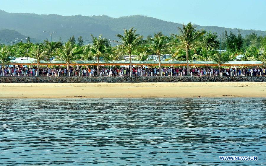 Tourists heading for Wuzhizhou Island line up at a ferry pier in Sanya, south China's Hainan Province, Dec. 1, 2012. Sanya has always been a winter tourism preferrence thanks to its tropical climate. (Xinhua/Wang Song) 