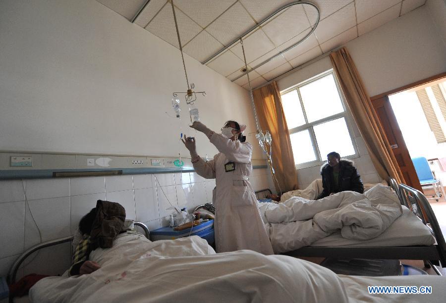 A doctor prepares infusion for a patient at the Yunnan HIV/AIDS Care Center in Anning City, southwest China's Yunnan Province, Dec. 1, 2012. (Xinhua/Lin Yiguang)