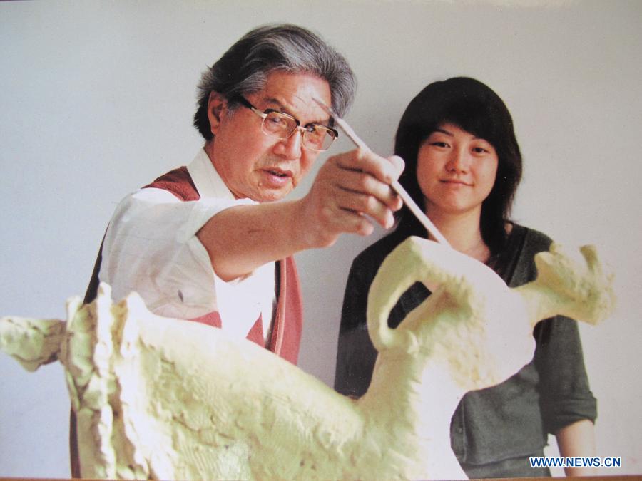 Renowned sculptor Zhou Guozhen (L) offers guidance to a student in Jingdezhen, east China's Jiangxi Province, Aug. 6, 2012. (Xinhua)