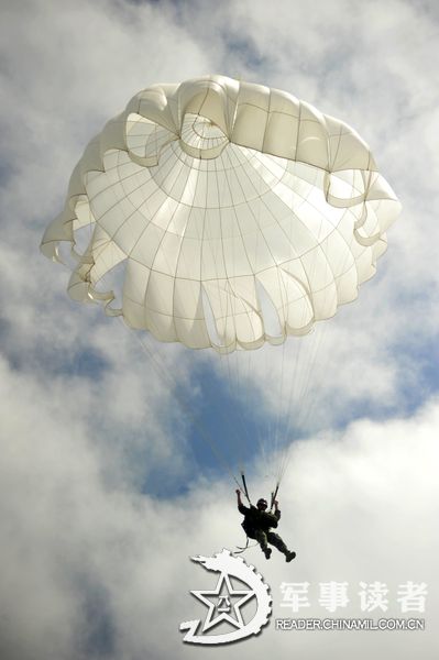 A brigade under the Nanjing Military Area Command (MAC) of the Chinese People's Liberation Army (PLA) organizes parachute training, including the subjects of armed parachute and night parachute training, in a bid to enhance the overall combat capability of the troop unit. (reader.chinamil.com.cn/Xu Jungang)