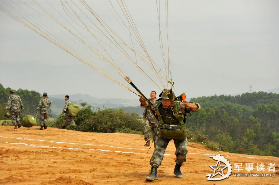 A brigade under the Nanjing Military Area Command (MAC) of the Chinese People's Liberation Army (PLA) organizes parachute training, including the subjects of armed parachute and night parachute training, in a bid to enhance the overall combat capability of the troop unit. (reader.chinamil.com.cn/Xu Jungang)