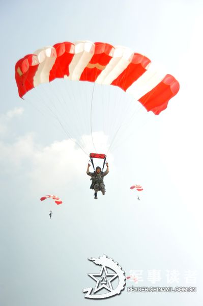 A brigade under the Nanjing Military Area Command (MAC) of the Chinese People's Liberation Army (PLA) organizes parachute training, including the subjects of armed parachute and night parachute training, in a bid to enhance the overall combat capability of the troop unit. (reader.chinamil.com.cn/Xu Jungang)