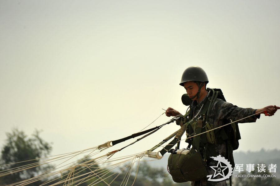 A brigade under the Nanjing Military Area Command (MAC) of the Chinese People's Liberation Army (PLA) organizes parachute training, including the subjects of armed parachute and night parachute training, in a bid to enhance the overall combat capability of the troop unit. (reader.chinamil.com.cn/Xu Jungang)