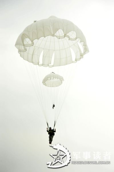 A brigade under the Nanjing Military Area Command (MAC) of the Chinese People's Liberation Army (PLA) organizes parachute training, including the subjects of armed parachute and night parachute training, in a bid to enhance the overall combat capability of the troop unit. (reader.chinamil.com.cn/Xu Jungang)