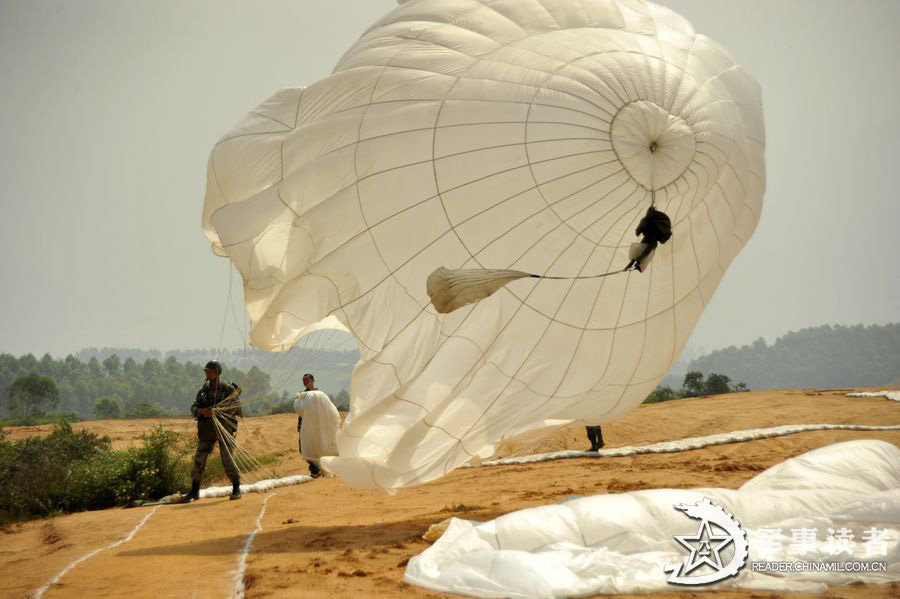 A brigade under the Nanjing Military Area Command (MAC) of the Chinese People's Liberation Army (PLA) organizes parachute training, including the subjects of armed parachute and night parachute training, in a bid to enhance the overall combat capability of the troop unit. (reader.chinamil.com.cn/Xu Jungang)