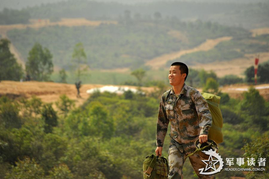 A brigade under the Nanjing Military Area Command (MAC) of the Chinese People's Liberation Army (PLA) organizes parachute training, including the subjects of armed parachute and night parachute training, in a bid to enhance the overall combat capability of the troop unit. (reader.chinamil.com.cn/Xu Jungang)