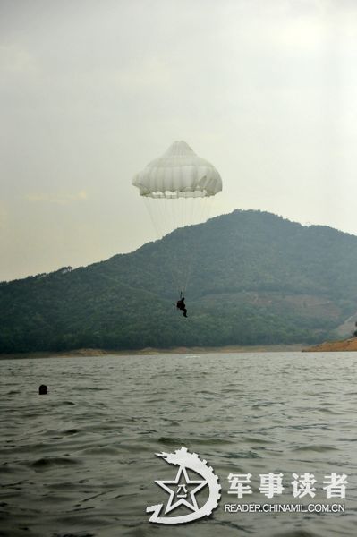 A brigade under the Nanjing Military Area Command (MAC) of the Chinese People's Liberation Army (PLA) organizes parachute training, including the subjects of armed parachute and night parachute training, in a bid to enhance the overall combat capability of the troop unit. (reader.chinamil.com.cn/Xu Jungang)