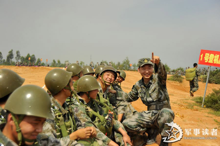 A brigade under the Nanjing Military Area Command (MAC) of the Chinese People's Liberation Army (PLA) organizes parachute training, including the subjects of armed parachute and night parachute training, in a bid to enhance the overall combat capability of the troop unit. (reader.chinamil.com.cn/Xu Jungang)