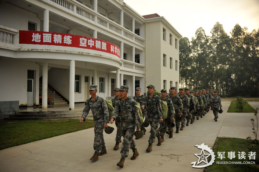 A brigade under the Nanjing Military Area Command (MAC) of the Chinese People's Liberation Army (PLA) organizes parachute training, including the subjects of armed parachute and night parachute training, in a bid to enhance the overall combat capability of the troop unit. (reader.chinamil.com.cn/Xu Jungang)