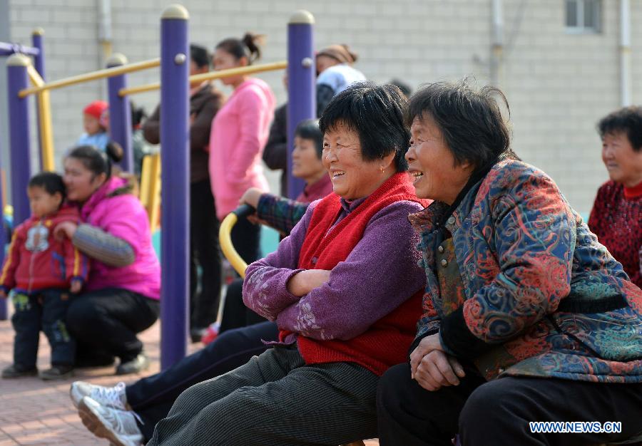 Villagers watch performance by Xihuangcun Amateur Drama Group in Xihuang Village of Zouping County, east China's Shandong Province, Nov. 24, 2012. (Xinhua/Zhu Zheng)