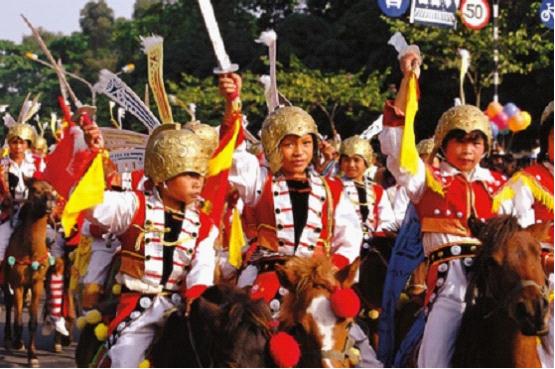 "Boy scout on short horses" is a famous folk activity held among people of Debaozhuang ethnic group in Guangxi. Helmets worn by kids have an ancient flavor. (Photo by Chen Yinian)