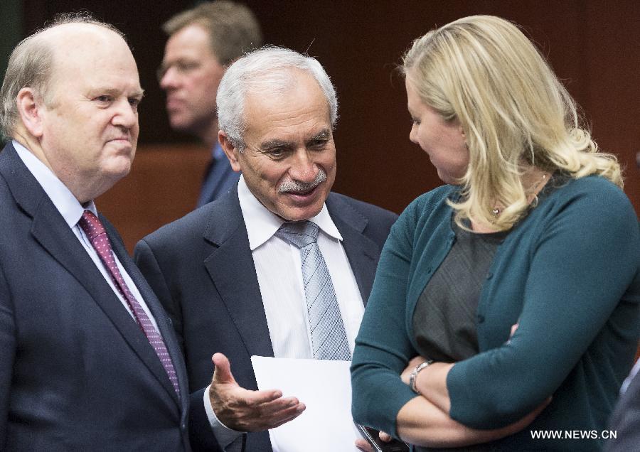 Irish Minister of Finance Michael Noonan(L), Cyprus Minister of Finance Vasos Shiarly(C) and Finnish Minister of Finance Jutta Urpilainen during a Eurogroup finance ministers meeting at EU's headquarters on December 3, 2012, in Brussels, capital of Belgium. (Xinhua/Thierry Monasse)