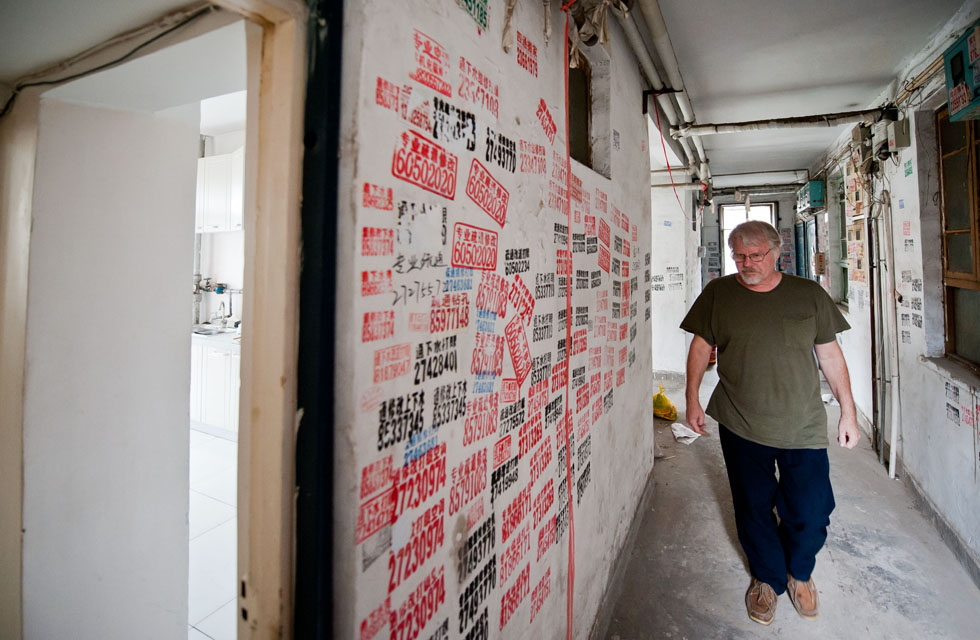 Richard Sears returns to his single-room apartment in Tianjin, north China, Aug. 8, 2012.(Xinhua Photo)