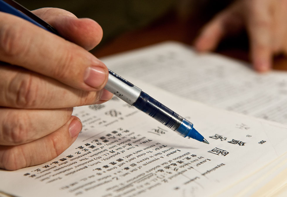 Richard Sears takes notes on his research materials in Tianjin, north China, Aug. 8, 2012.(Xinhua Photo)