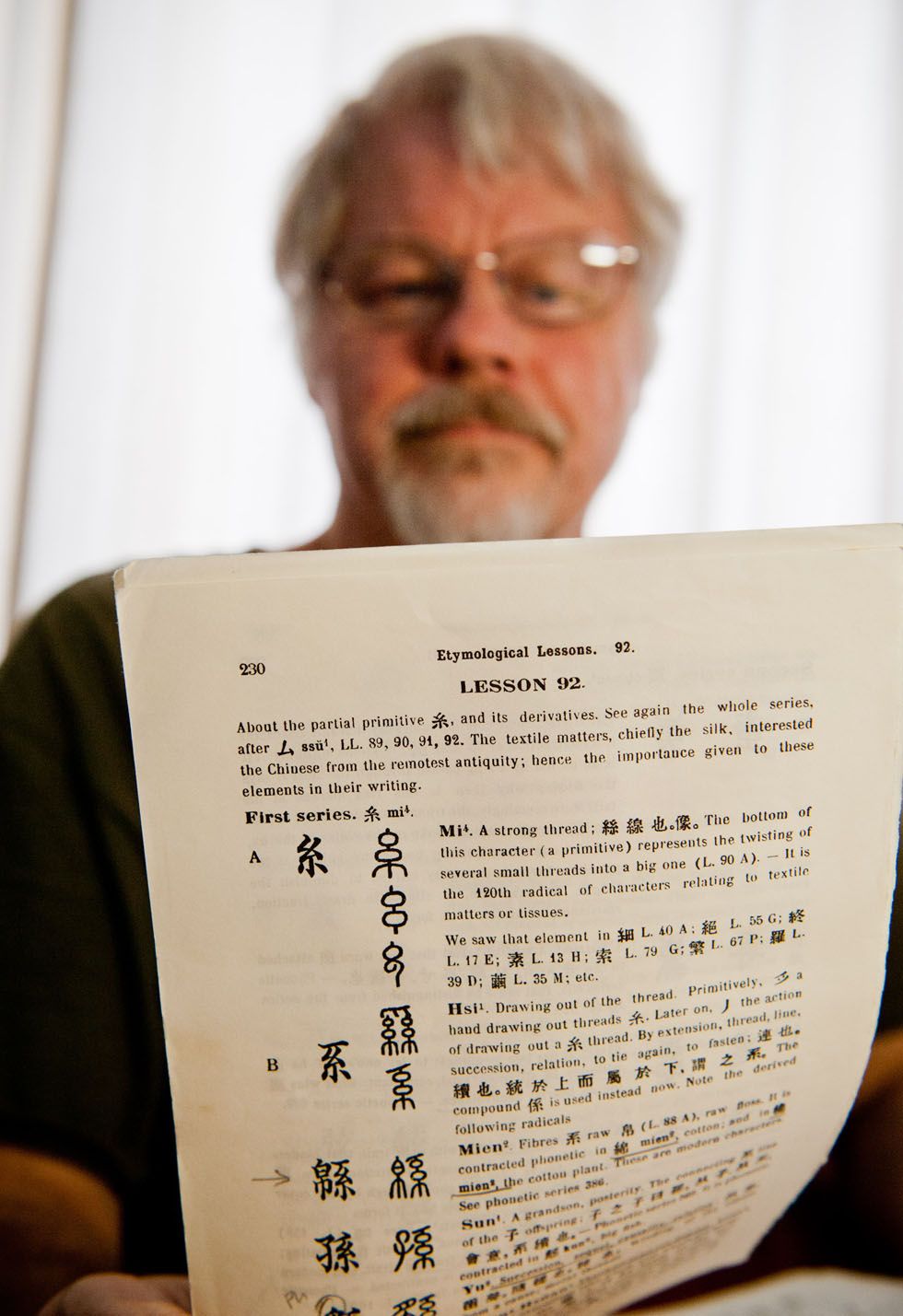 Richard Sears studies the origins of Chinese characters in his single-room apartment in Tianjin, north China, Aug. 8, 2012.(Xinhua Photo)