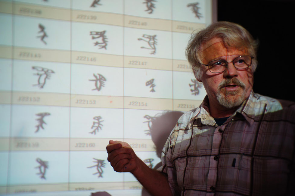 Richard Sears introduces his website during an job interview in Beijing, capital of China, Aug. 12, 2012.(Xinhua Photo)