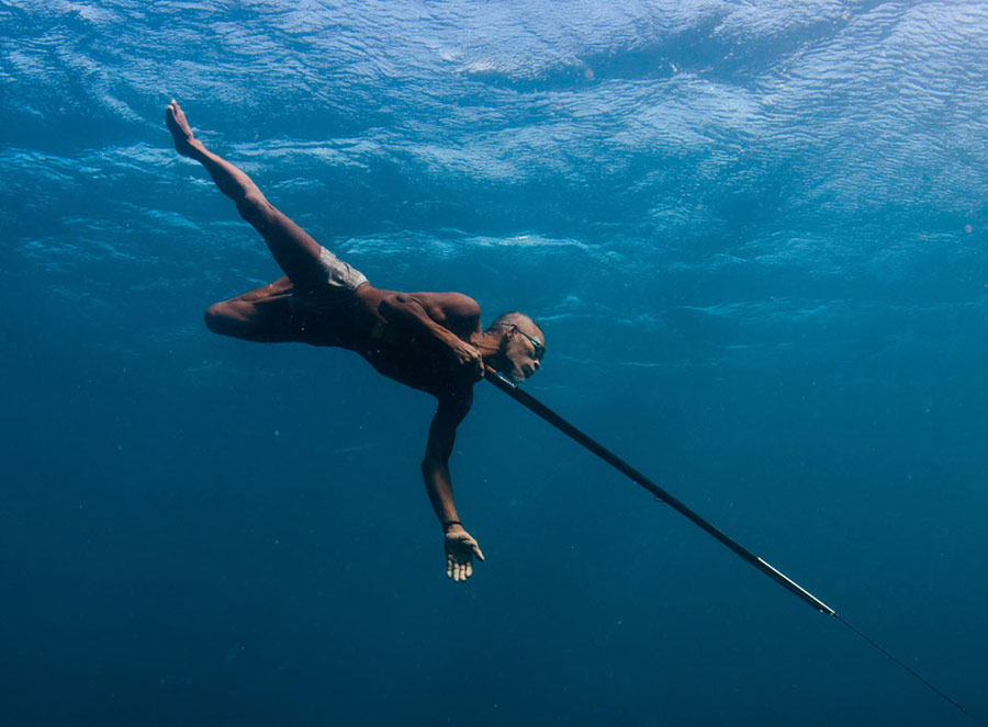 “80-year-old Egyptian fisherman”: An 80-year-old Egyptian man catches fish under the water. (Photo/Xinhua)